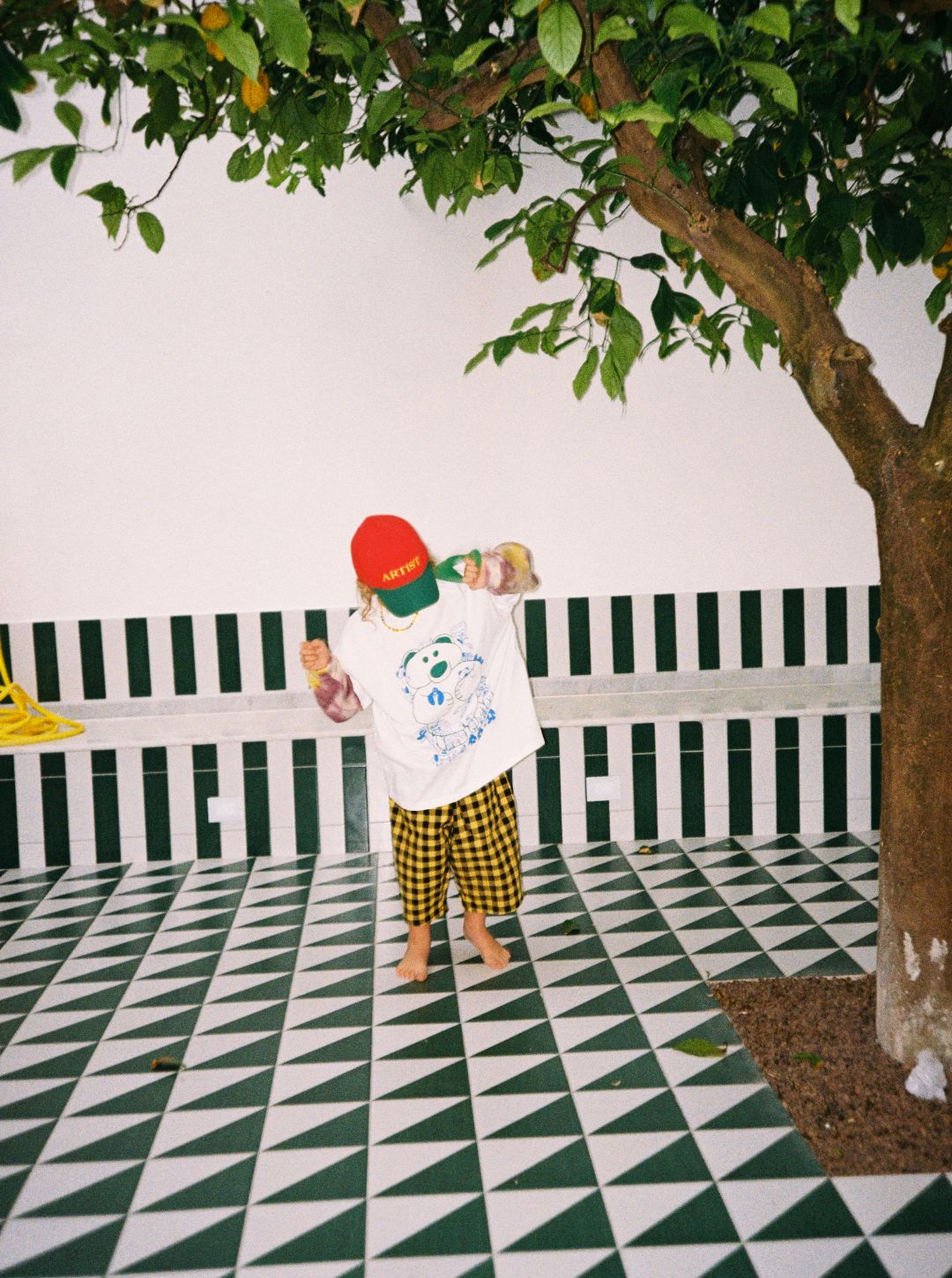 hug your friends tee | white